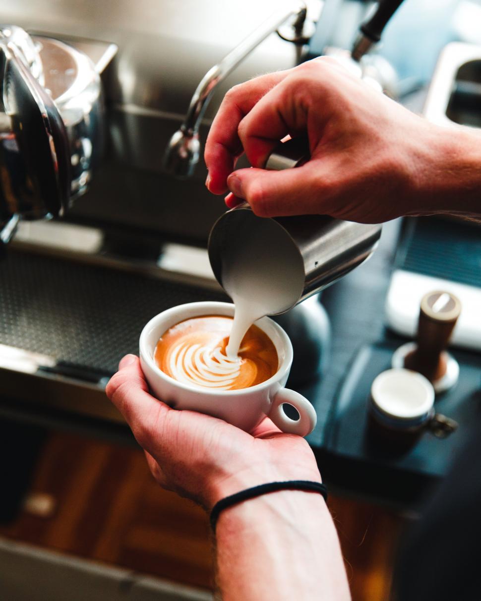 Free Image of Crafting art of coffee making in close-up 