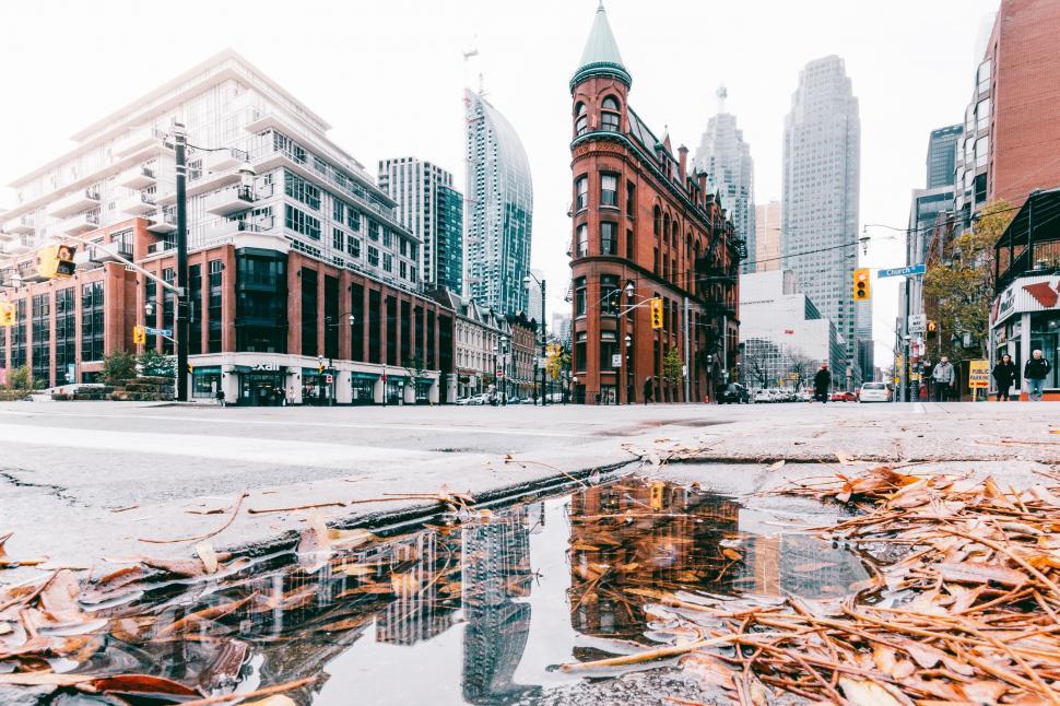 Free Image of Iconic red building at city intersection 