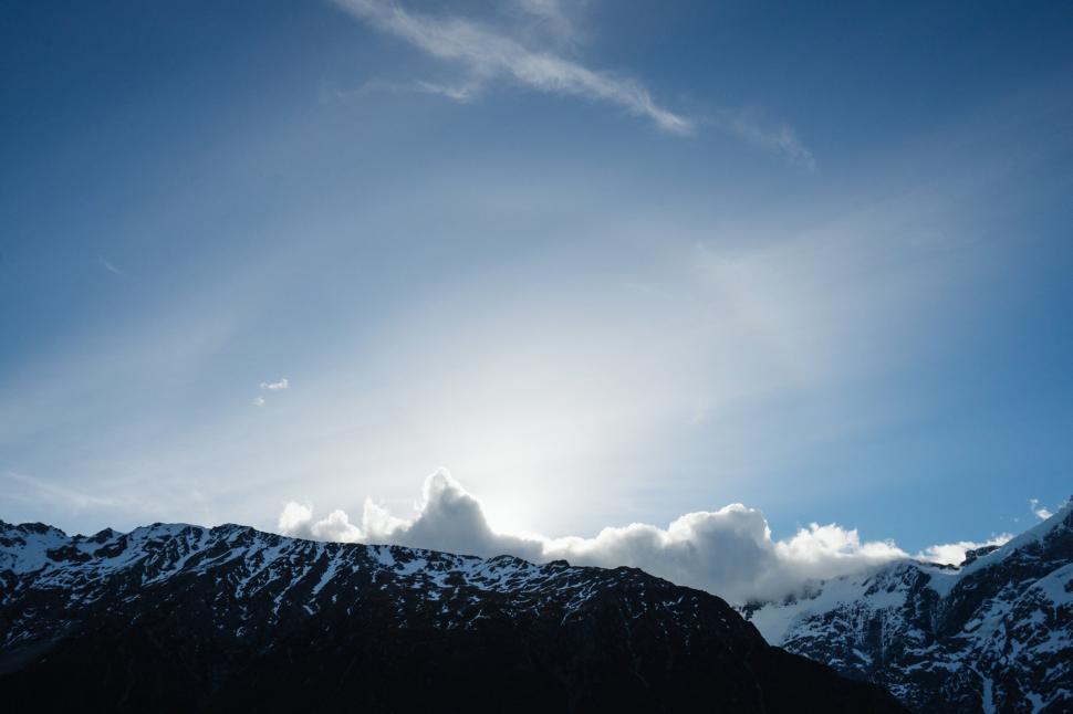 Free Image of Sunrise over snowy mountain peaks 