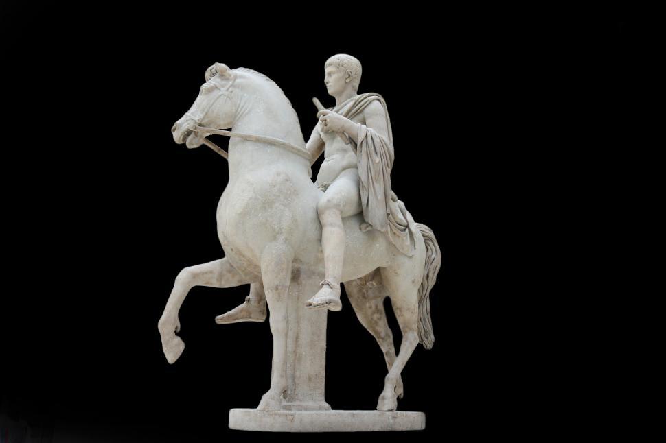 Free Image of Statue 