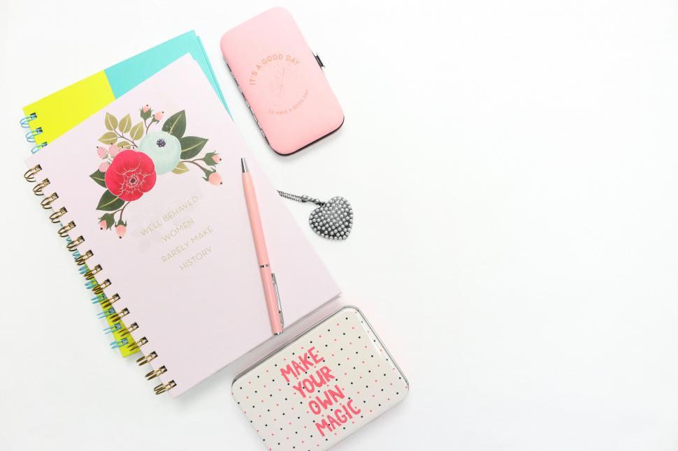 Free Image of Pastel stationery with motivational quote 