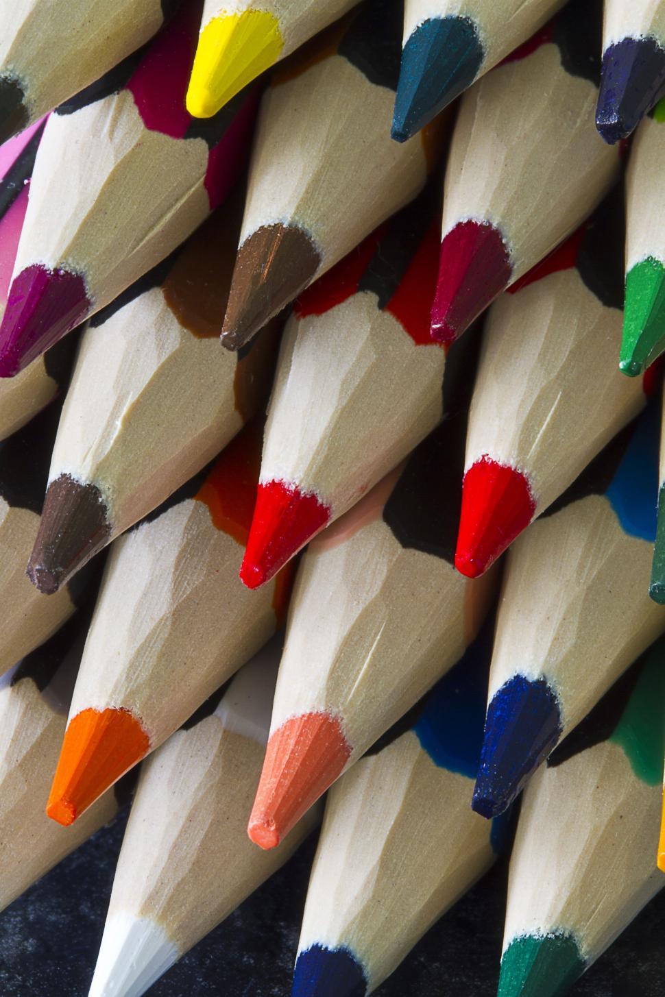 Free Image of Close-up of colorful crayons tips in a row 
