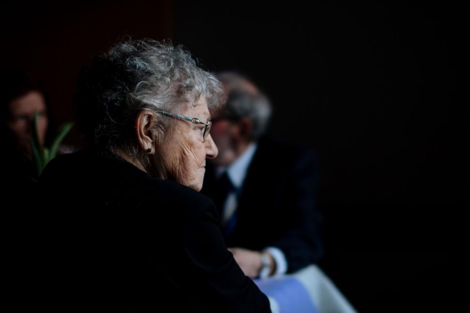 Free Image of Intimate conversation at a dimly lit event 