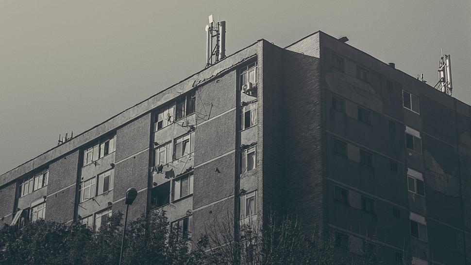 Free Image of Black and white image of a city building 