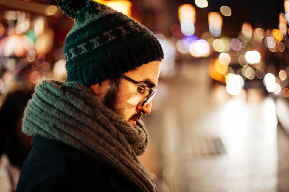 Free Image of Person with blurred face in night city 