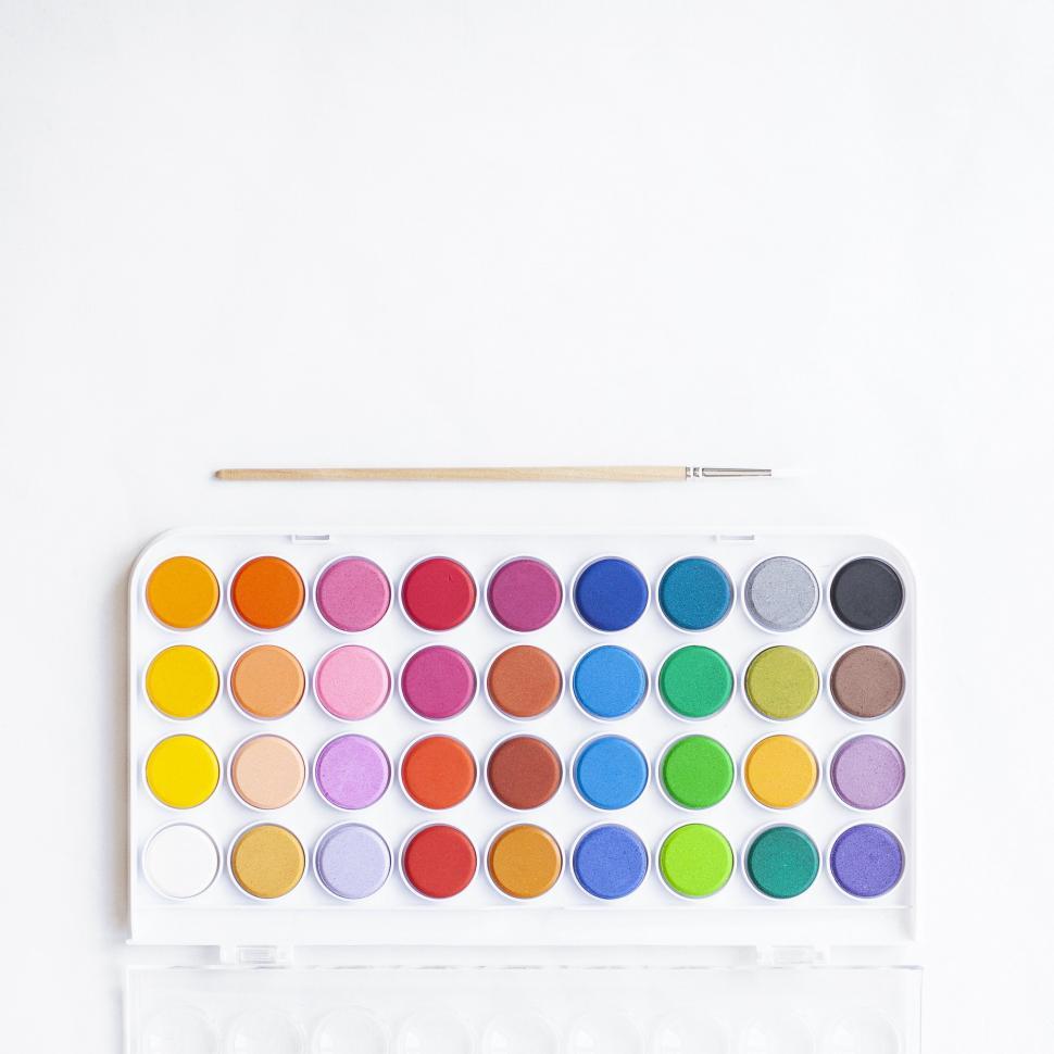 Free Image of Vibrant watercolor palette with brush 