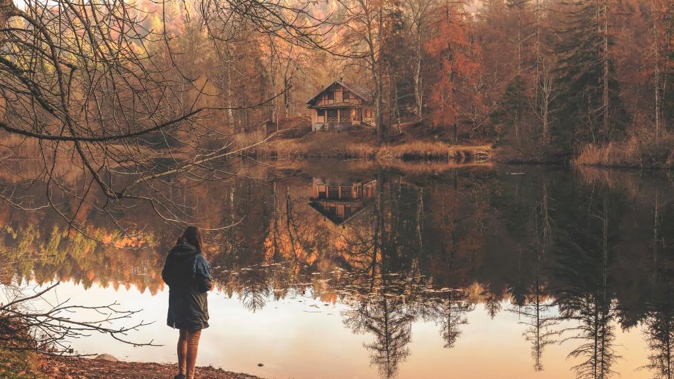 Free Image of Serene autumn forest with reflecting lake 