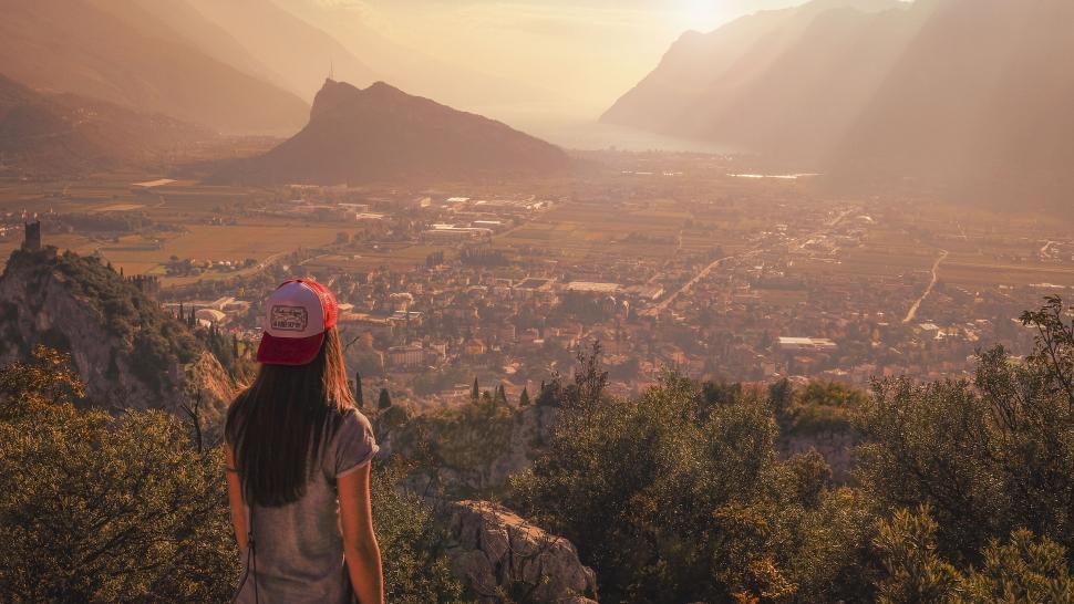 Free Image of Mesmerizing valley view during golden hour 