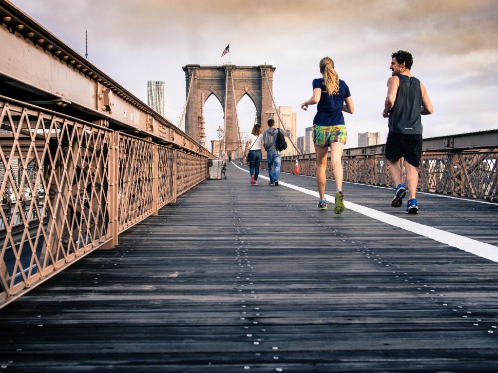 Free Image of Joggers on Brooklyn Bridge at dawn 