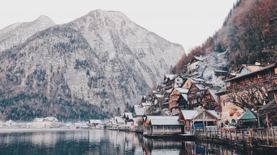 Free Image of Winter view of Hallstatt lakeside town 