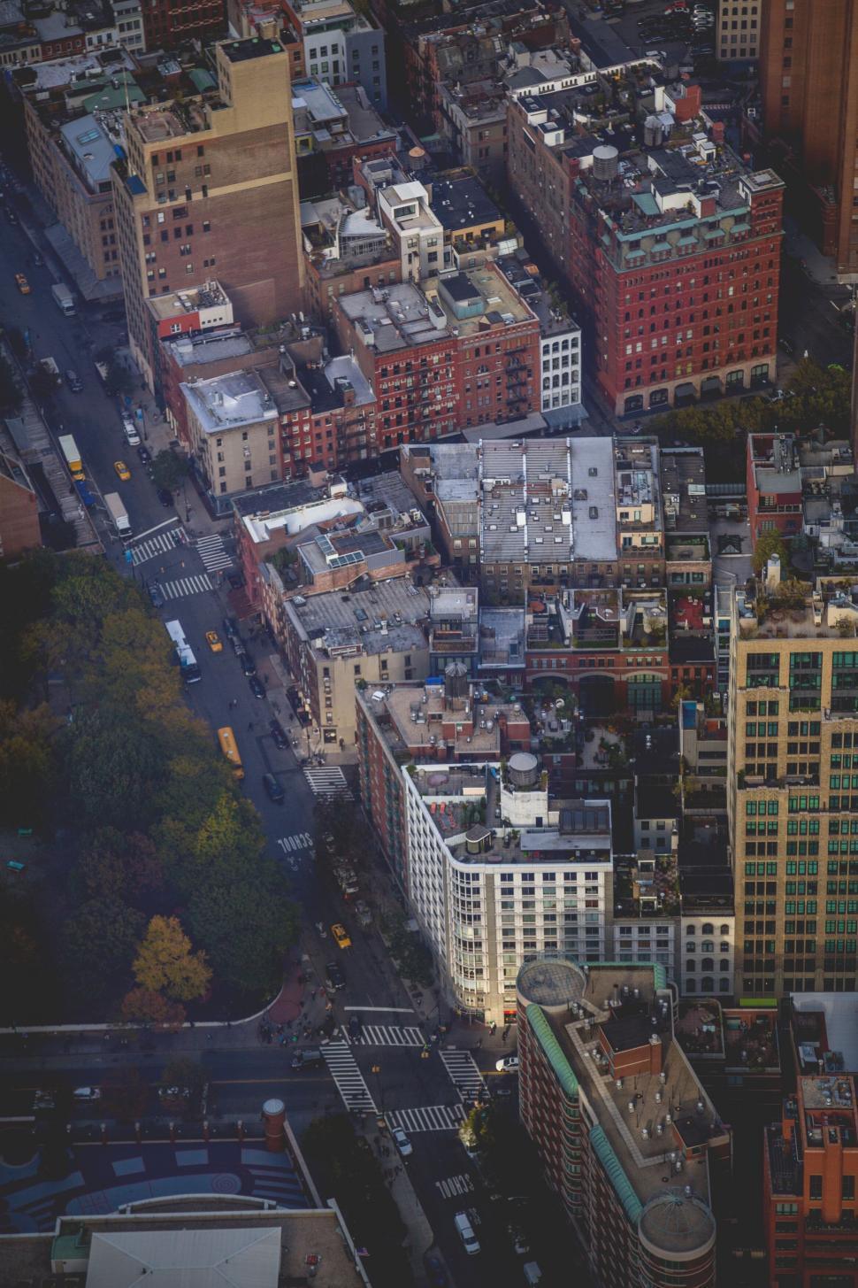 Free Image of Aerial view of bustling cityscape at dusk 
