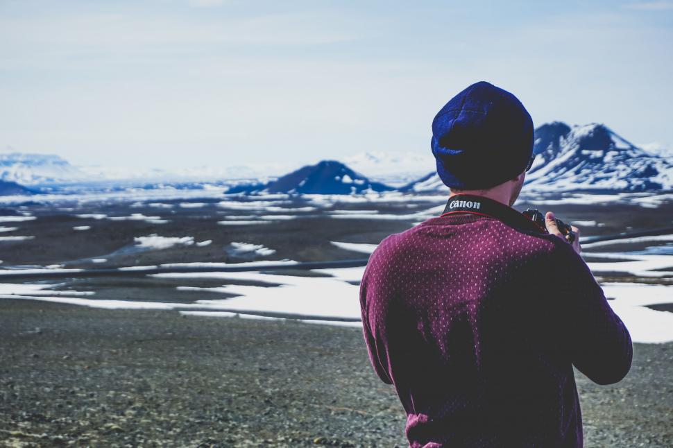 Free Image of Photographer capturing breathtaking landscapes 