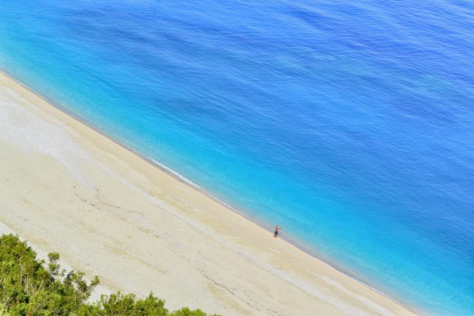 Free Image of Aerial view of clear blue water and sandy beach 