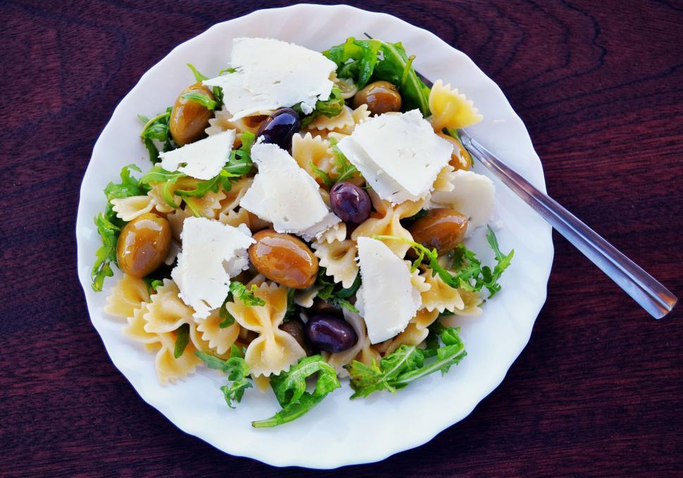 Free Image of Fresh vegetarian pasta salad on wooden table 