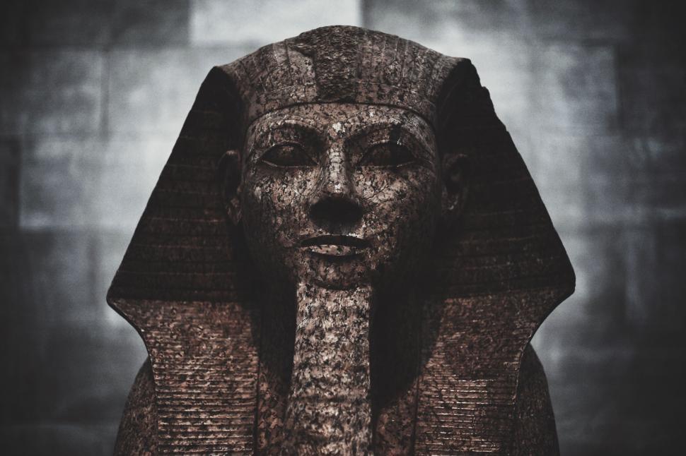 Free Image of Statue with obscured face and brown robe 