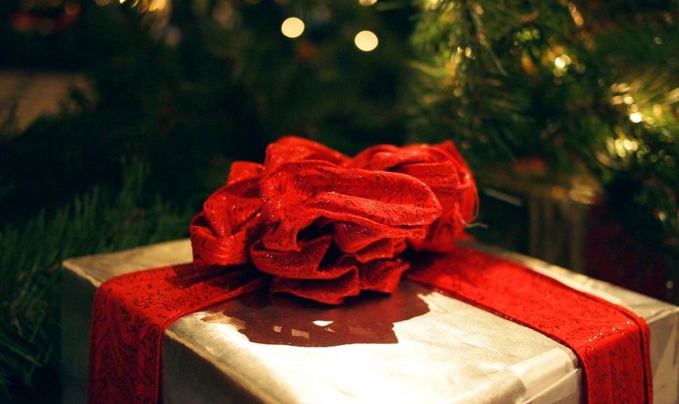 Free Image of Red bow on a silver gift box Christmas 