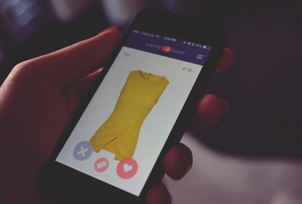 Free Image of Smartphone showing online shopping app 
