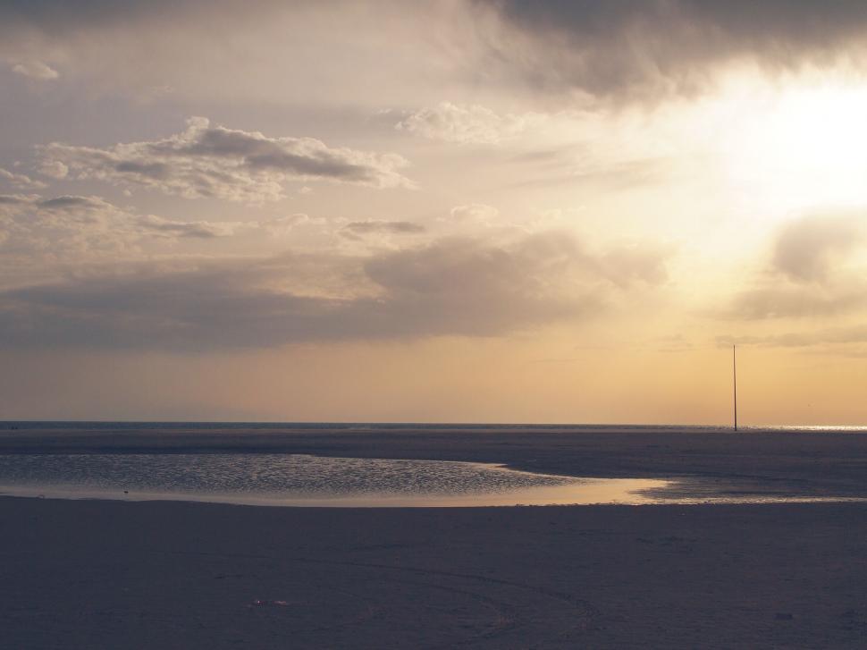 Free Image of Mesmerizing sunset over a tranquil beach 