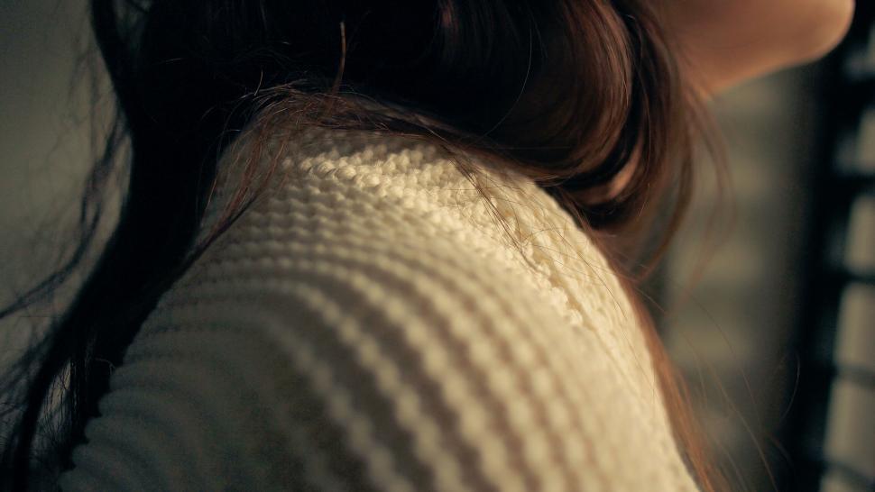 Free Image of Woman s shoulder and hair close-up 