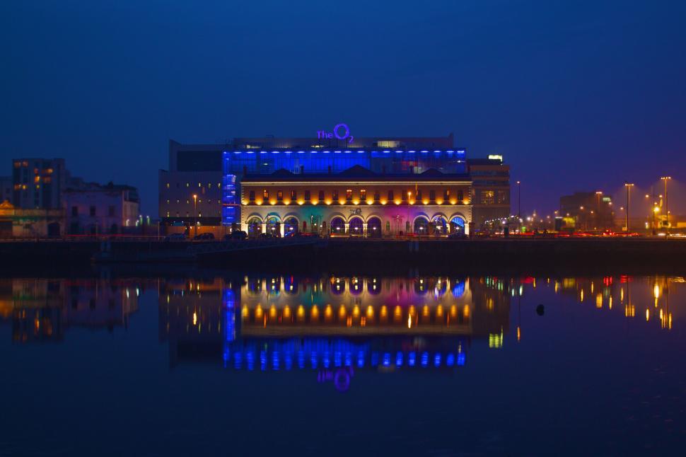 Free Image of Evening view of the O2 building reflection 