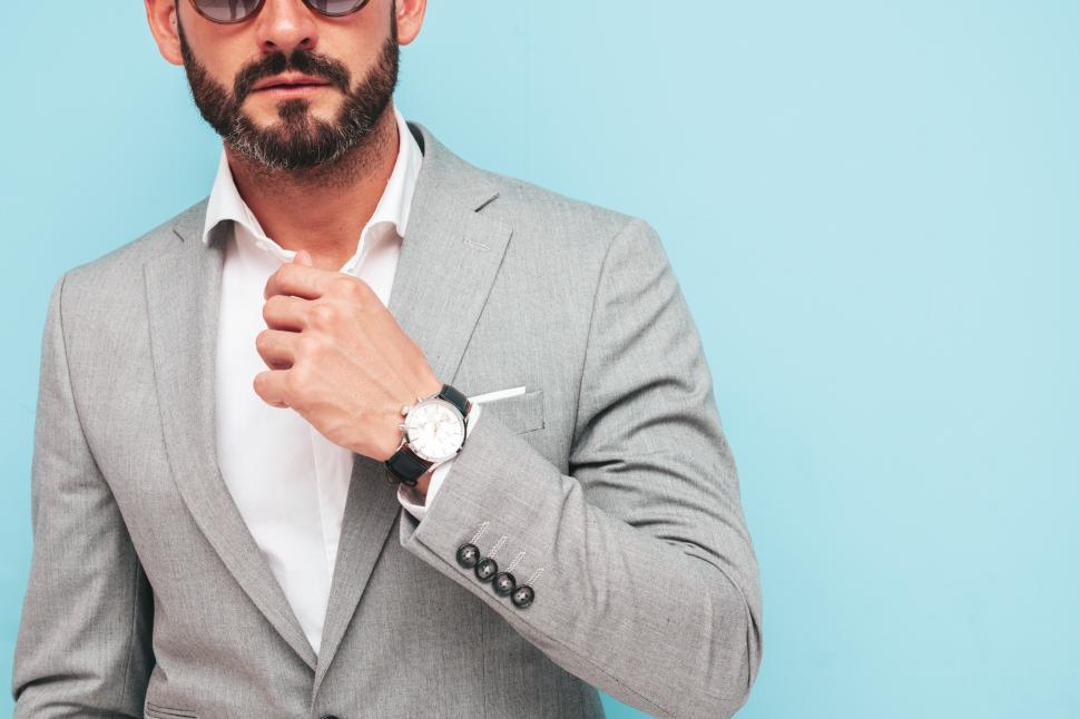 Free Image of A man in a suit and sunglasses 