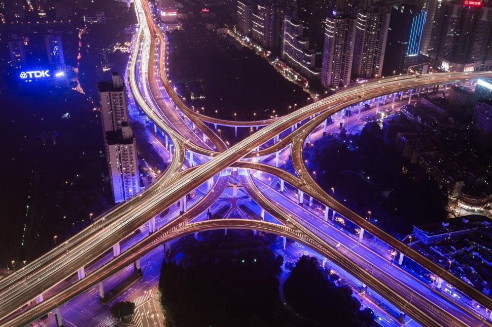 Free Image of Aerial view of chaotic city traffic at night 