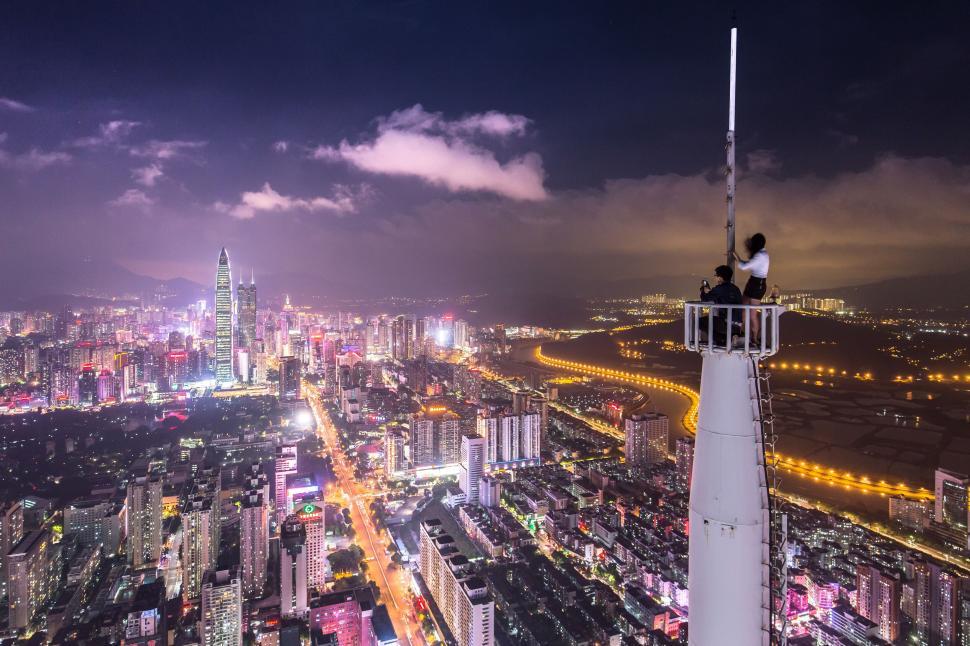 Free Image of Daring perspective from top of skyscraper overlooking city 