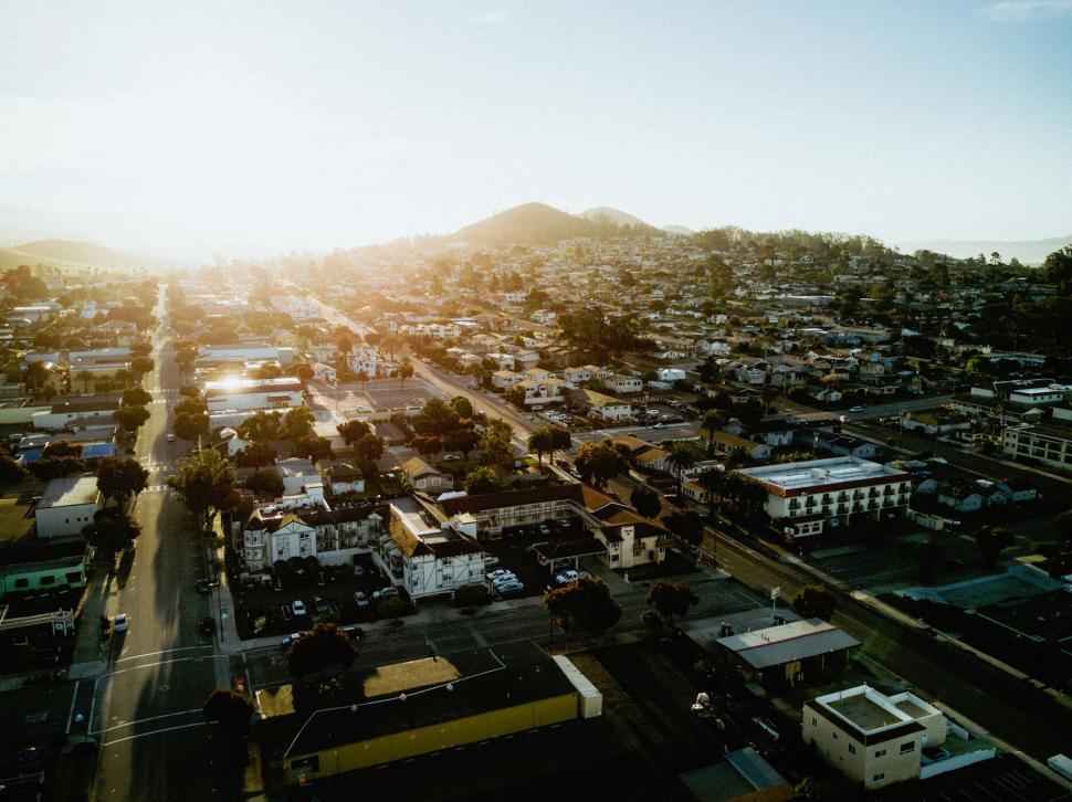 Free Image of Golden hour over suburban neighborhood 