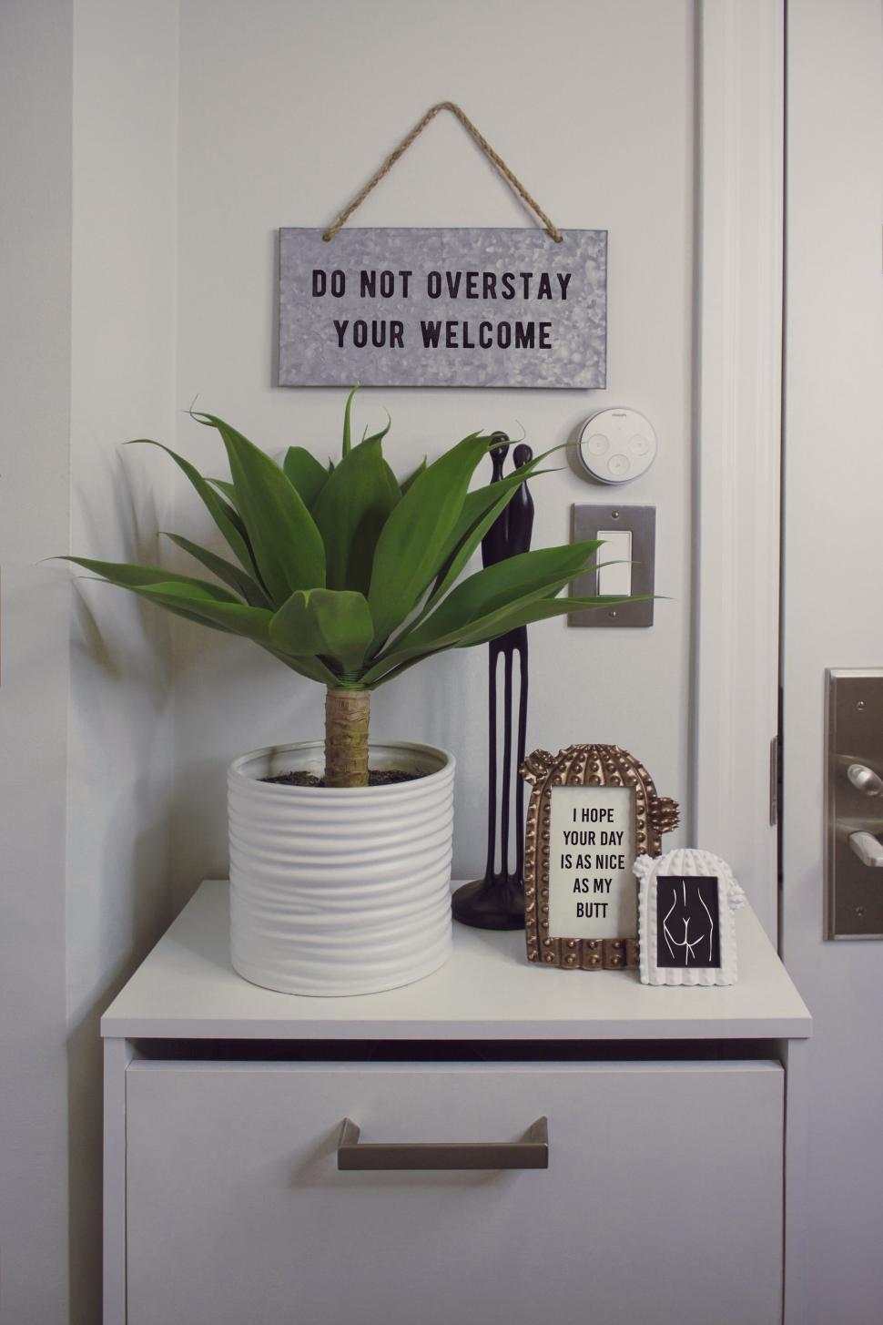 Free Image of Cozy home interior with decorative items 