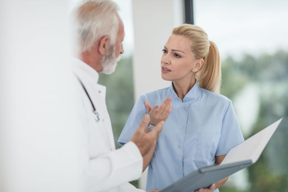 Free Image of Nurse discussing with senior doctor 