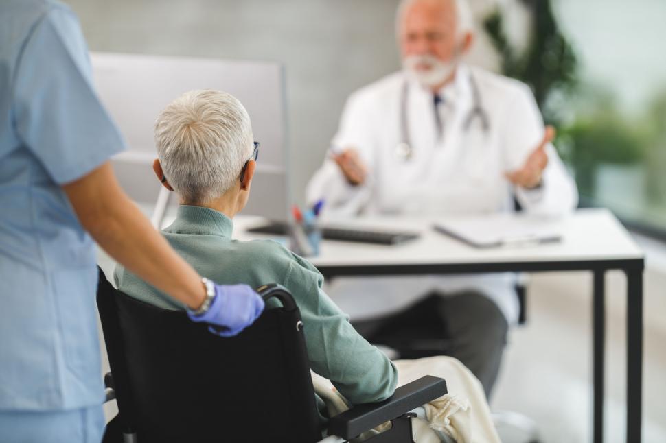 Free Image of Elderly patient with doctor and nurse in clinical office 