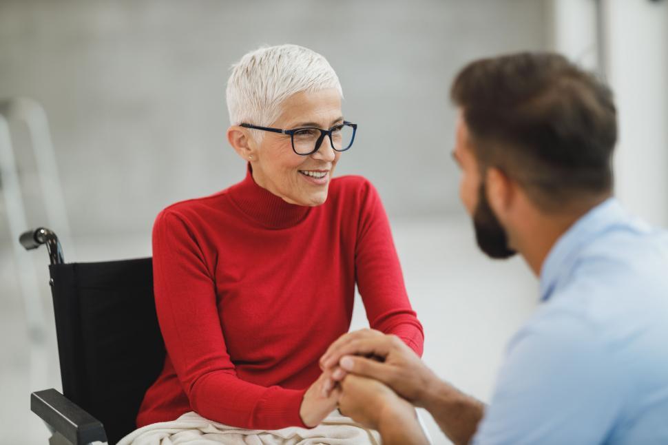Free Image of Serious discussion between a patient and doctor 