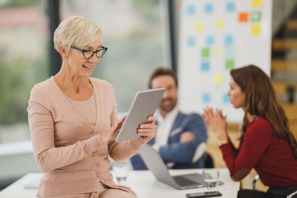 Free Image of Senior businesswoman holding a tablet 