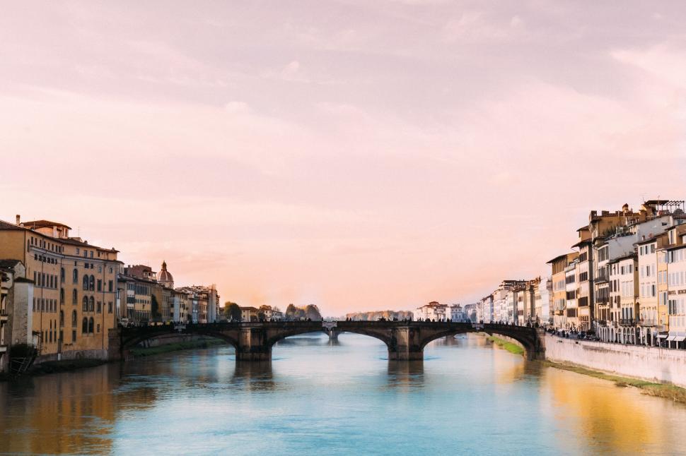 Free Image of Tranquil riverside cityscape at dusk 