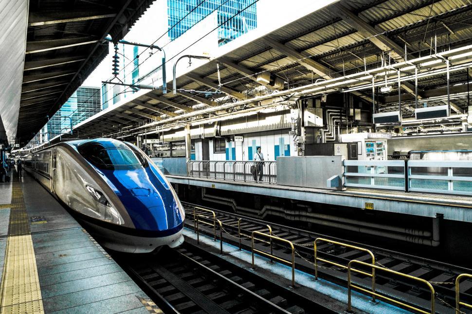 Free Image of Modern train arriving at a busy station 