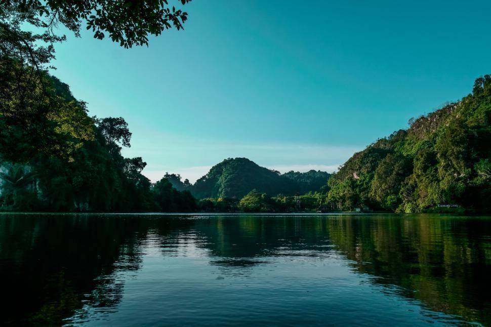 Free Image of Serene Lake View with Lush Greenery Surrounds 