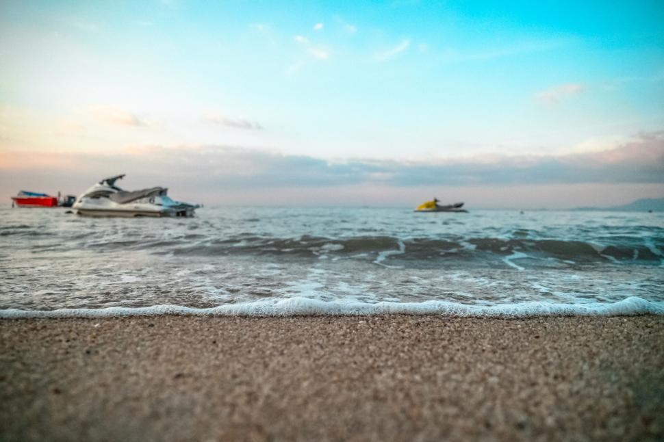 Free Image of Gentle waves on a sandy beach at dusk 