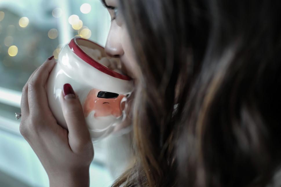 Free Image of Intimate moment holding a warm beverage 