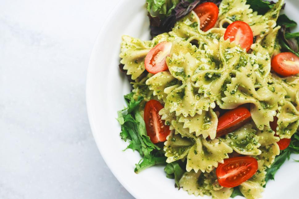 Free Image of Fresh pesto pasta with cherry tomatoes 
