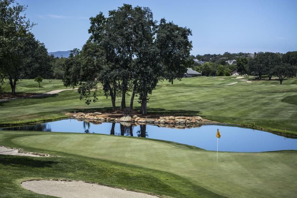 Free Image of Golf course landscape with lake and flagstick 