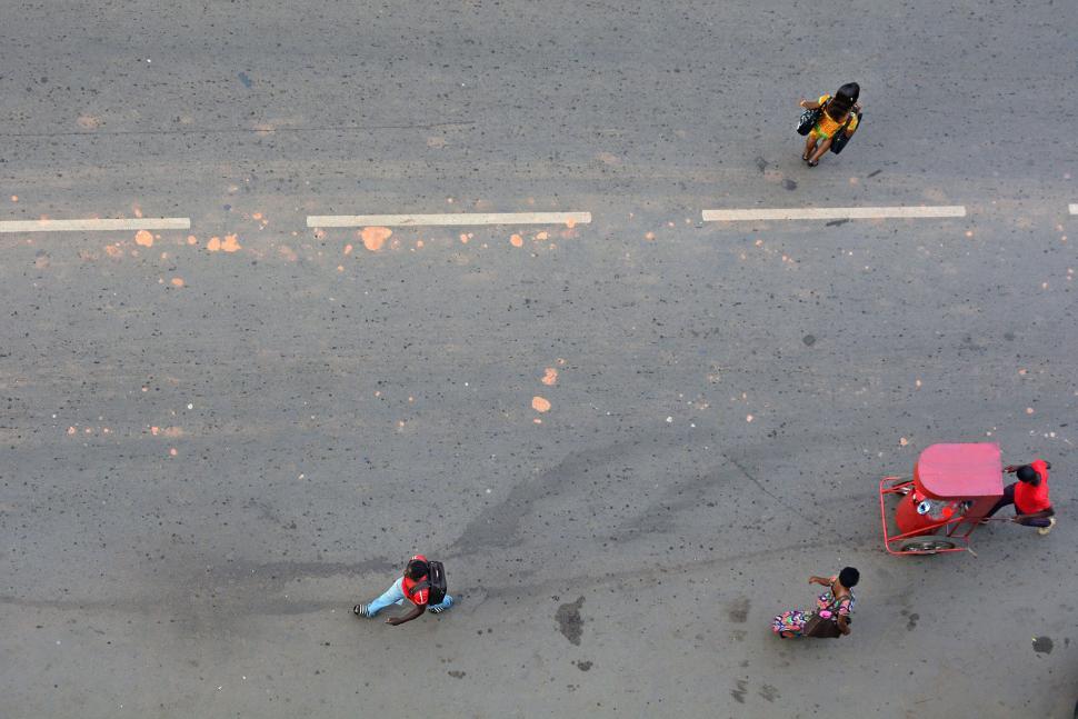 Free Image of Overhead view of street with moving traffic 