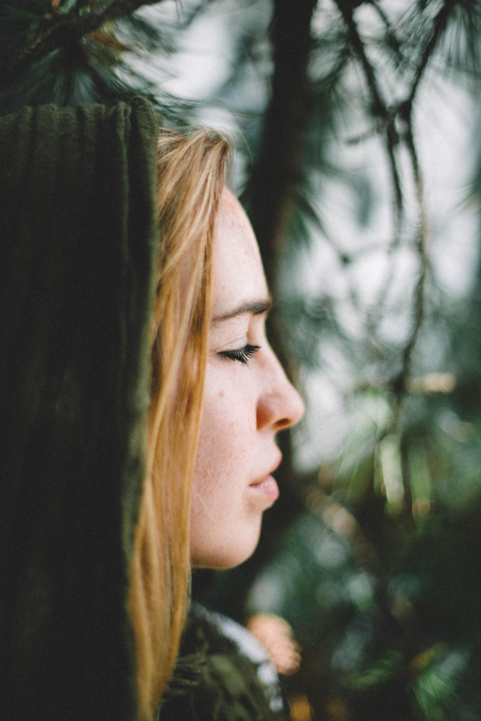 Free Image of Close-up of woman in natural setting 