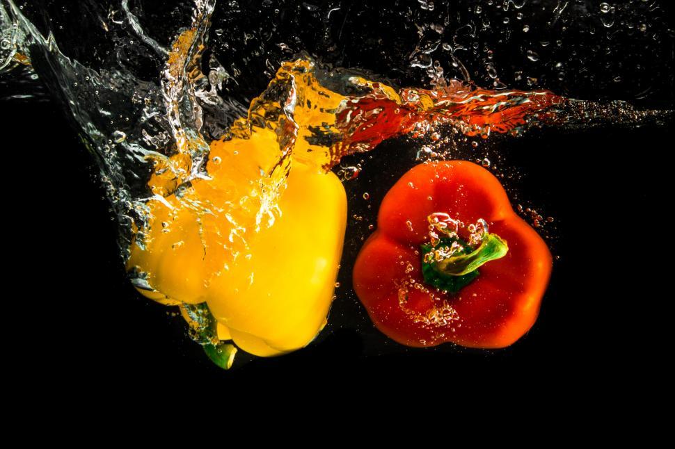 Free Image of Bell pepper splash in water on black 