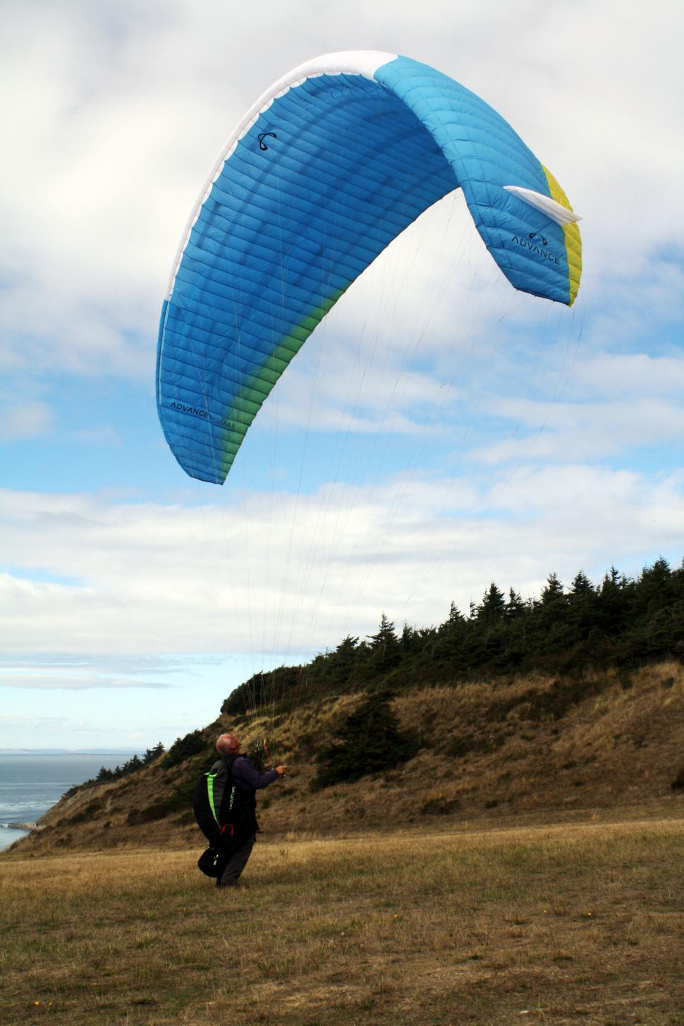 Free Image of Paraglider preparing for takeoff near coast 
