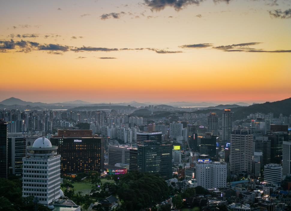 Free Image of City skyline at golden hour over mountains 