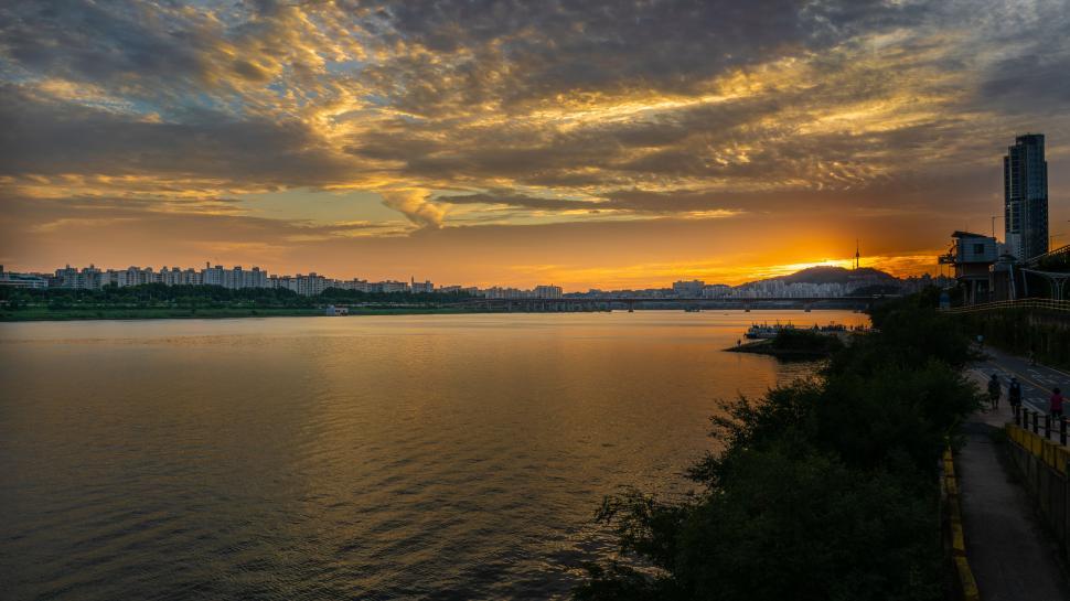 Free Image of Peaceful sunset over a river in Korea 