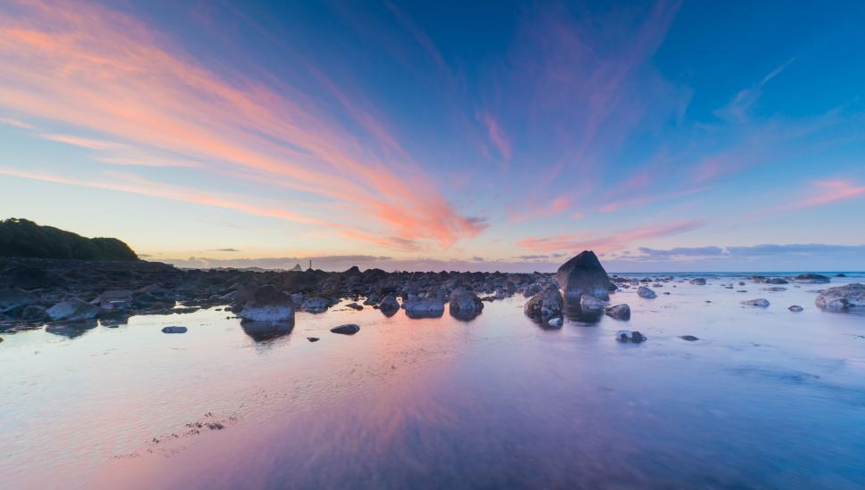 Free Image of Colorful sunset sky reflecting in water 