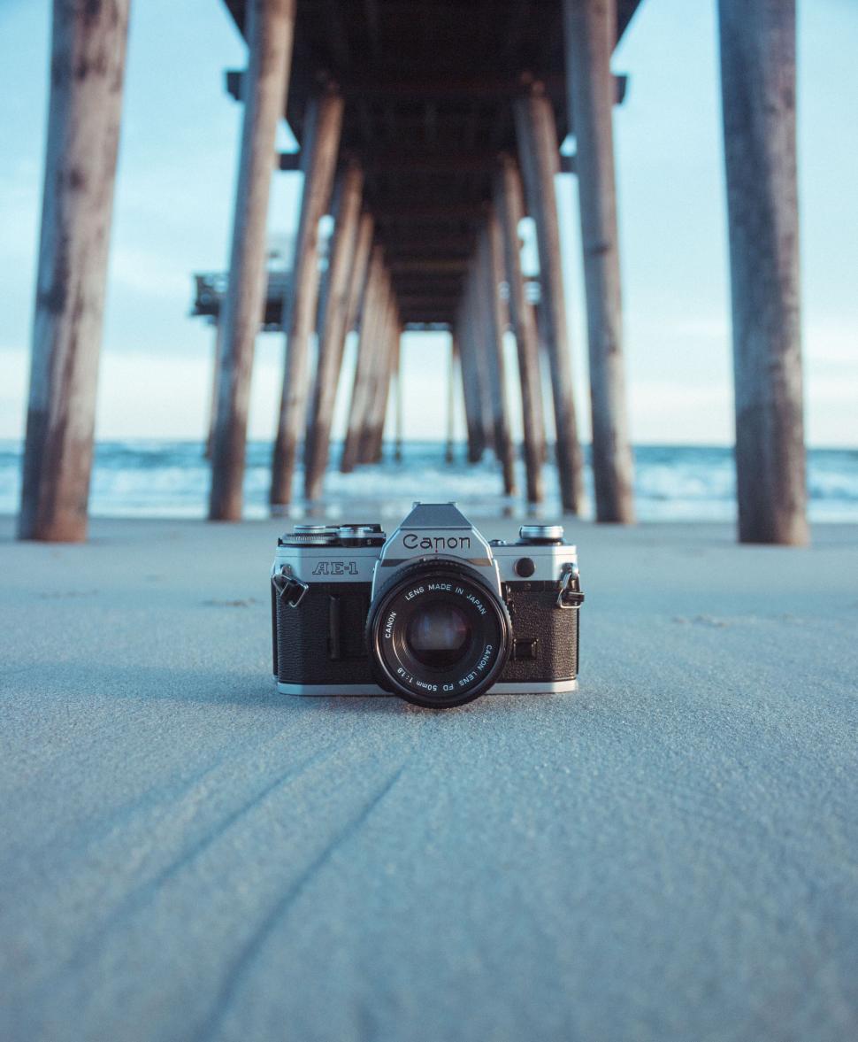 Free Image of Vintage camera on a sandy shore backdrop 