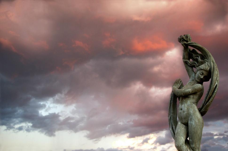 Free Image of Statue against dramatic twilight sky backdrop 