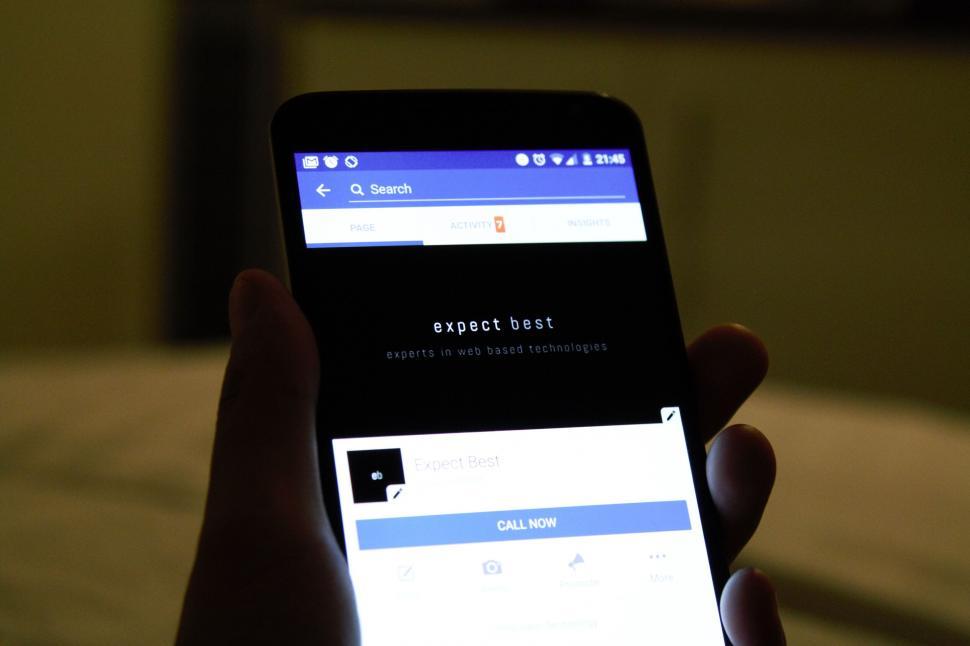 Free Image of Phone displaying  Expect Best  webpage 